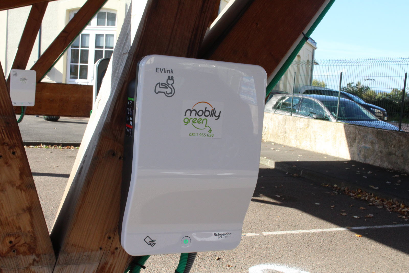 borne de recharge murale parking